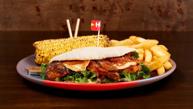 Fino Pitta on a plate with optional sides PERi-Salted Chips and Corn on the Cob